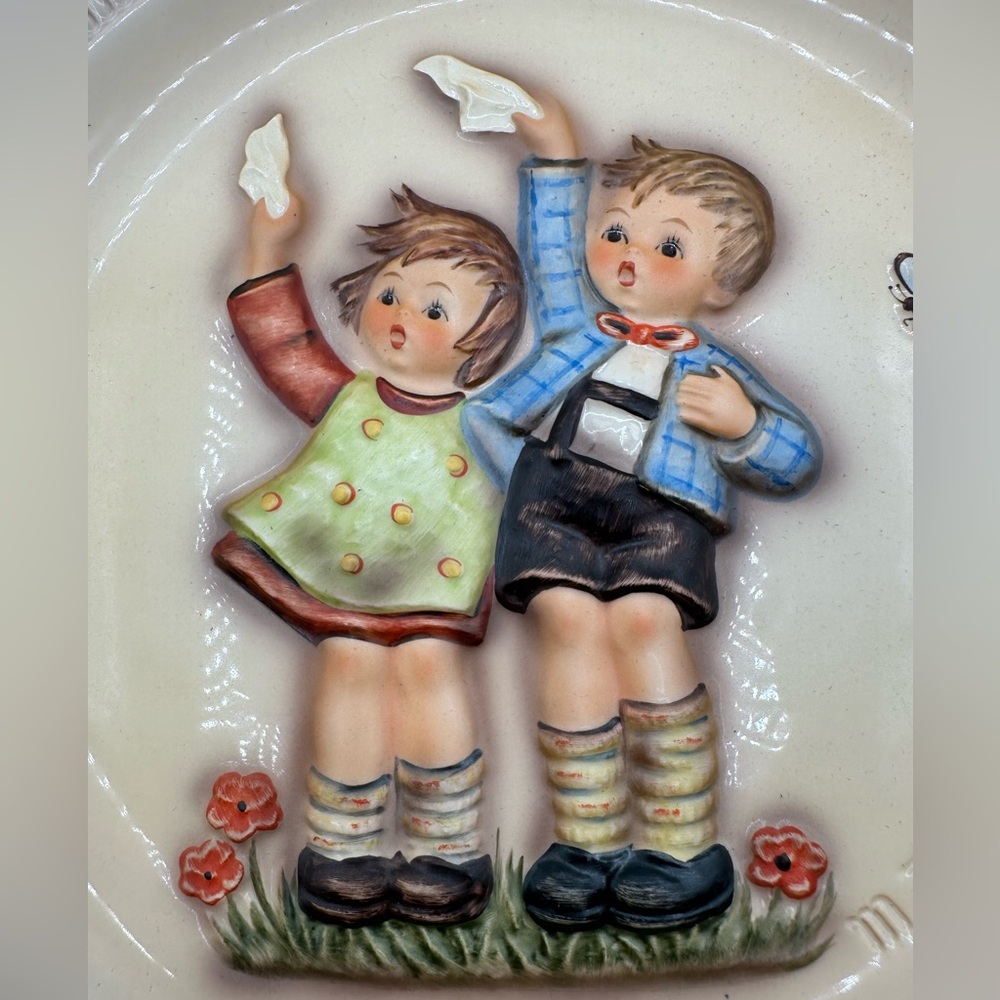 M.I. HUMMEL, ANNIVERSARY 10" PLATE, "AUF WIEDERSEHEN"  DATED 1985 - Picture 2 of 7